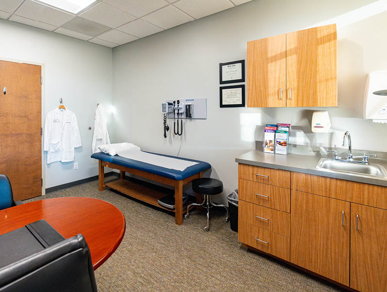 Maple Grove neurologist providing patient consultation at MCN