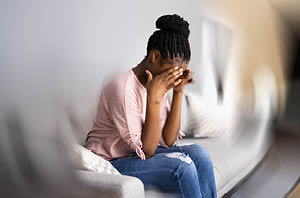 Woman with vision changes before migraine onset