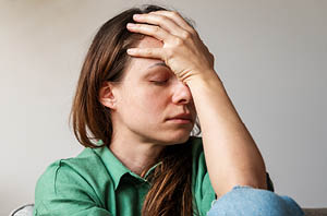 Neurologist explaining memory loss symptoms to patient