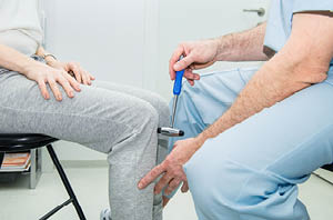 Infographic showing when to see a neurologist for headaches or balance issues